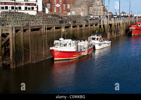 Bateaux amarrés aux côtés de Whitby Quay Side. Banque D'Images