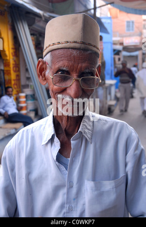 Portrait d'homme plus âgé dans rue commerçante de vêtements traditionnels du Rajasthan hat Banque D'Images