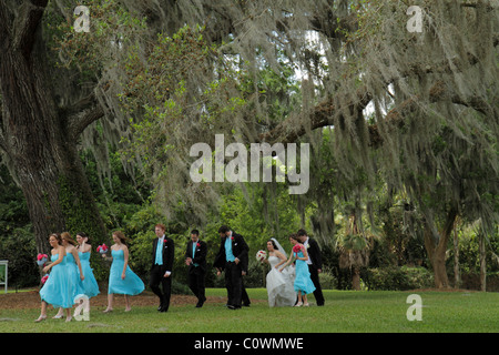 Orlando Floride, Harry P. Leu Gardens, mariage, les femmes d'honneur, mariée, marié, mousse espagnole, arbres de chêne vivants, les visiteurs voyage visite touristique touri Banque D'Images