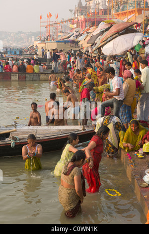 Les pèlerins se baigner dans le Gange à Man Mandir Ghat, Varanasi, Uttar Pradesh, Inde Banque D'Images