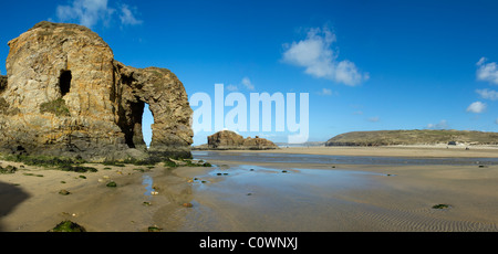 Panorama de Broad Oak beach, arche en pierre et cave fenêtre, Cornwall UK. Banque D'Images