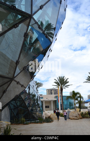 Mur de verre de forme libre le musée de Dali à Saint-Pétersbourg, en Floride Banque D'Images