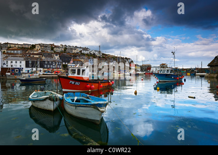 Ciel d'orage au-dessus de Mevagissey Cornwall Harbour Banque D'Images