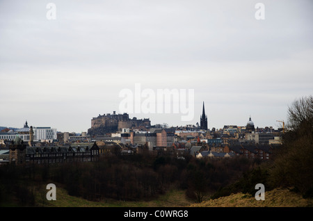 Vue vers le château des pistes de Arthur's Seat, une colline au centre d'Édimbourg, en Écosse. Banque D'Images