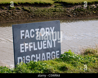 Inscrivez-vous pour l'usine d'effluents dans la rivière, Devon, UK Banque D'Images