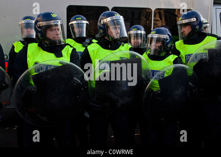 Police policiers britanniques des manifestations d'étudiants, la place du Parlement, Londres, Angleterre (décembre 2010) Banque D'Images