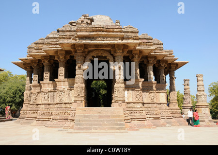 Le Temple du Soleil de Modhera. Ce temple hindou est consacré à un dieu Soleil. Il a été construit par le roi Bhimdev Solanki dans 1026 A.D. Banque D'Images