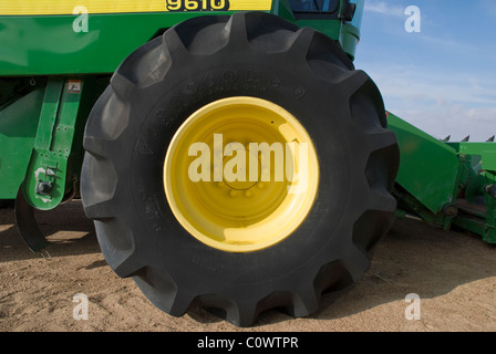 Un énorme pneu de tracteur orne une tracteur à un concessionnaire John Deere à Greensburg, Kansas. Banque D'Images