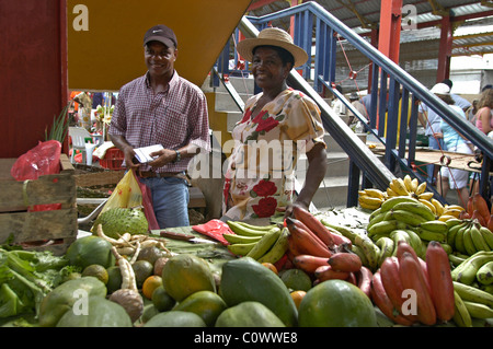 L'homme et de la femme à la peau sombre au marché de Victoria, à Victoria, Mahé, Seychelles Banque D'Images