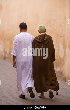 Deux hommes en costume traditionnel promenade dans la médina de Marrakech, Maroc, afrique du nord Banque D'Images