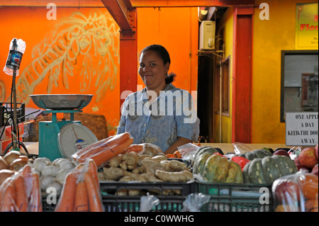 Femme vendant des légumes bio au marché de Victoria, à Victoria, Mahé, Seychelles Banque D'Images