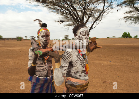 Karo warriors avec peintures du corps et du visage tenant un fusil, de la vallée de la rivière Omo, dans le sud de l'Éthiopie Banque D'Images