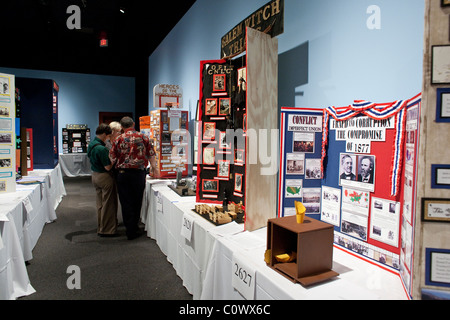 Évaluer les juges masculins et féminins s'affiche au cours de l'histoire du Texas jour concours à l'État Bob Bullock History Museum à Austin Banque D'Images