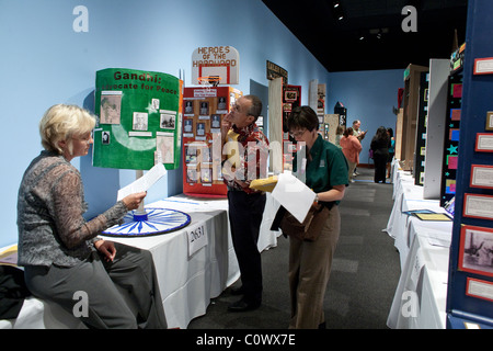 Évaluer les juges masculins et féminins s'affiche au cours de l'histoire du Texas jour concours à l'État Bob Bullock History Museum à Austin Banque D'Images