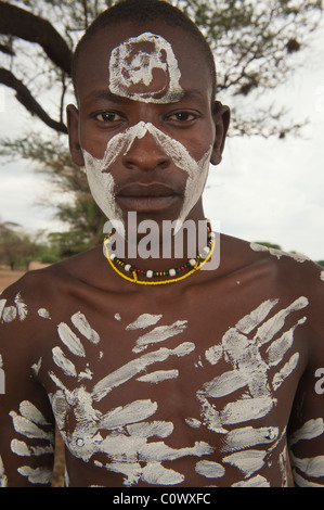 Jeune homme Karo avec peintures du corps et du visage, de la vallée de la rivière Omo, dans le sud de l'Éthiopie Banque D'Images