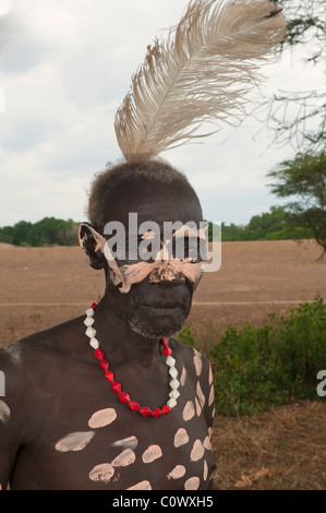 Karo homme avec le corps et le visage des peintures, de la vallée de la rivière Omo, dans le sud de l'Éthiopie Banque D'Images