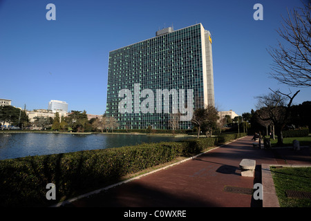 Italie, Rome, EUR, lac artificiel, Palazzo dell'Eni Banque D'Images