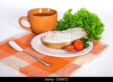 Petit-déjeuner sain composé de sandwich avec du beurre et des légumes Banque D'Images