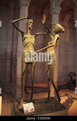 Noli me tangere la sculpture de David Wynne, représentant le Christ et Marie Madeleine, dans la Cathédrale d'Ely, Cambridgeshire, Royaume-Uni. ISO 800 Banque D'Images