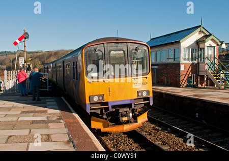 La station de train de voyageurs laissant Lostwithiel Cornwall dans l'ouest de l'Angleterre rurale Banque D'Images