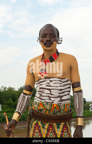 Karo homme avec le corps et le visage des peintures, de la vallée de la rivière Omo, dans le sud de l'Éthiopie Banque D'Images