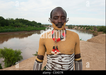 Karo homme avec le corps et le visage des peintures, de la vallée de la rivière Omo, dans le sud de l'Éthiopie Banque D'Images