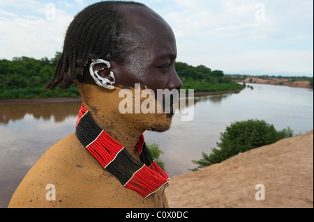 Karo homme avec le corps et le visage des peintures, de la vallée de la rivière Omo, dans le sud de l'Éthiopie Banque D'Images