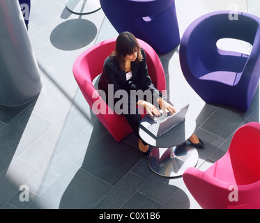Businesswoman on laptop Banque D'Images