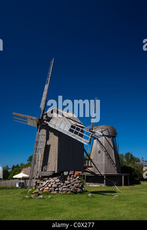Deux moulins à vent à l'Angla hill sur l'île estonienne de Saaremaa Banque D'Images