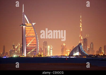 L'horizon de Dubaï, Burj Al Arab et le gauche Jumeirah Beach Hotel, à droite des bâtiments les plus grands du monde, Burj Chalifa. Dubaï, Émirats arabes unis. Banque D'Images