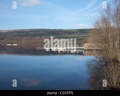 Bateaux amarrés sur le réservoir de pêche à la truite, en Angleterre, UK. Banque D'Images