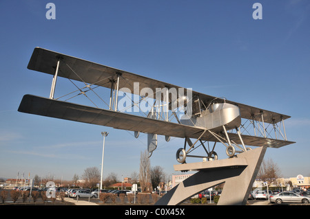 Monument de l'avion Breguet-Michelin sur le parking de l'aéroport de Clermont-Auvergne, France Banque D'Images