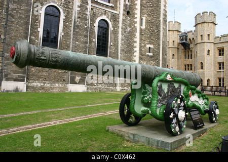 24 livre des armes à feu en bronze avec chariot en fonte dans la Tour de Londres. Banque D'Images