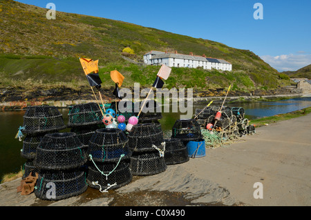 Des casiers à homard à Boscastle Harbour sur la côte nord des Cornouailles, Angleterre. Banque D'Images