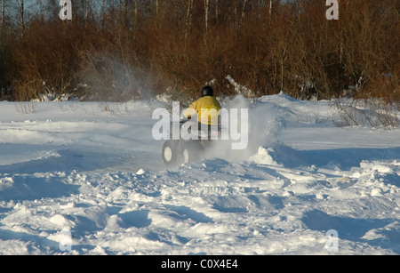 Véhicule tout terrain en mouvement à l'hiver Banque D'Images