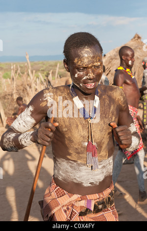 Karo personnes avec peintures corps participant à une cérémonie de danse tribale, la vallée de la rivière Omo, dans le sud de l'Éthiopie Banque D'Images