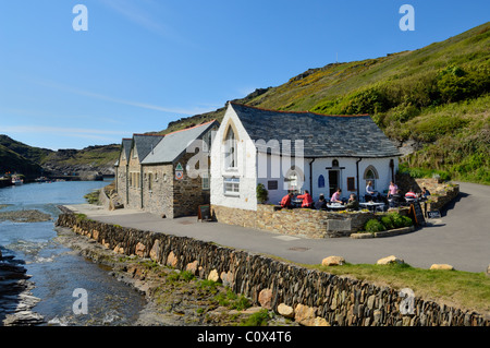Un salon de thé au bord de la rivière Valency, dans le port de Boscastle, dans le nord de Cornouailles, en Angleterre. Banque D'Images