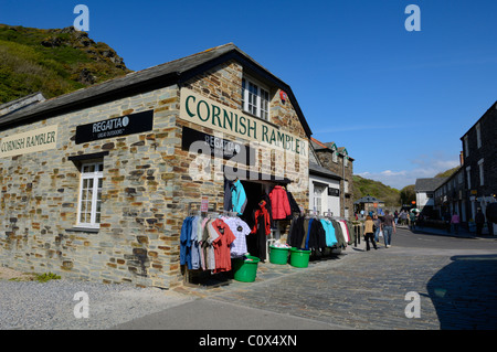 Boutique touristique au port de Boscastle dans le nord de Cornouailles, Angleterre. Banque D'Images