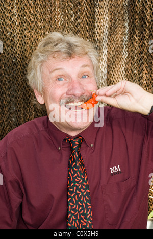 Certifié par Guinness World Records, le professeur Paul Bosland affiche le Bhut Jolokia - une fois que le monde's hottest piment. Banque D'Images