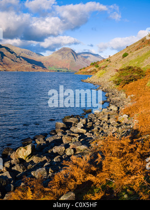 Découvrez la longueur de l'eau de Wastwater depuis la rive sud, près des Screes. Nether Wasdale dans le parc national du Lake District, Cumbria, Angleterre. Banque D'Images