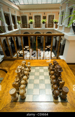 Jeu d'échecs et l'atrium de l'hôtel Patio Andaluz - Quito, Équateur Banque D'Images