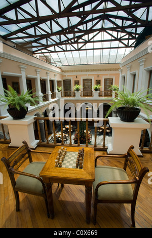 Jeu d'échecs et l'atrium de l'hôtel Patio Andaluz - Quito, Équateur Banque D'Images