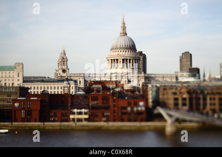 London's iconic Saint Paul's Cathedral vue prise avec Tilt Shift lens Banque D'Images