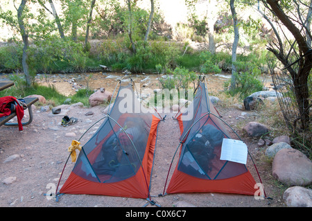 Backpackers établi leur camp à l'Bright Angel campground près du fleuve Colorado à grand canyon national park. Banque D'Images