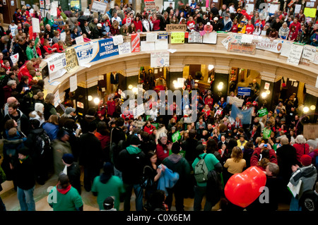 Les protestataires se mêlent sur le capitol de Madison, Wisconsin, pour lutter contre le projet de budget présenté par Scott Walker, élection de rappel. Banque D'Images