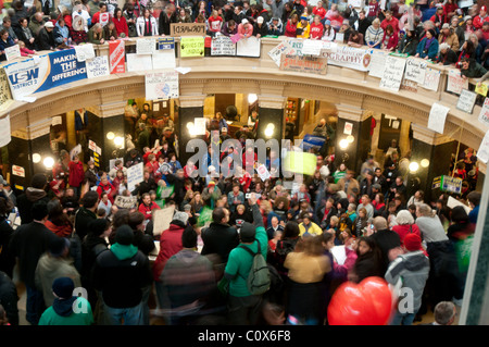 Les protestataires se mêlent sur le capitol de Madison, Wisconsin, pour lutter contre le projet de budget présenté par Scott Walker, élection de rappel. Banque D'Images