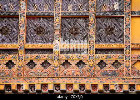 Beau dessin sur l'un des bâtiments de Punakha Dzong, le Bhoutan Banque D'Images