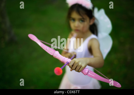 Petite fille de cinq ans girl in fairy costume rose avec arc et flèche Banque D'Images