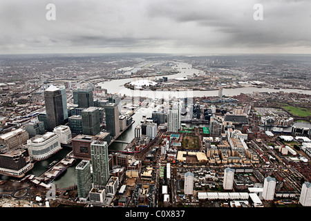 Vue aérienne de la Canary Wharf Estate sur une sombre journée. Vues sur de l'O2 Arena sur la péninsule de Greenwich derrière Banque D'Images