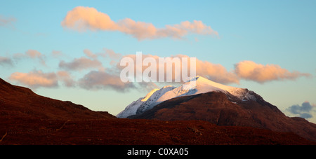 Beinn Alligin sur le coucher du soleil et Liathach Wester Ross Highlands Scotland UK Banque D'Images